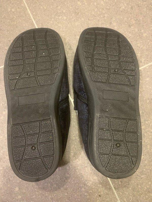 OFFER: Men’s slippers size 7, EU41 (West Reading RG1 off Oxford Rd)
